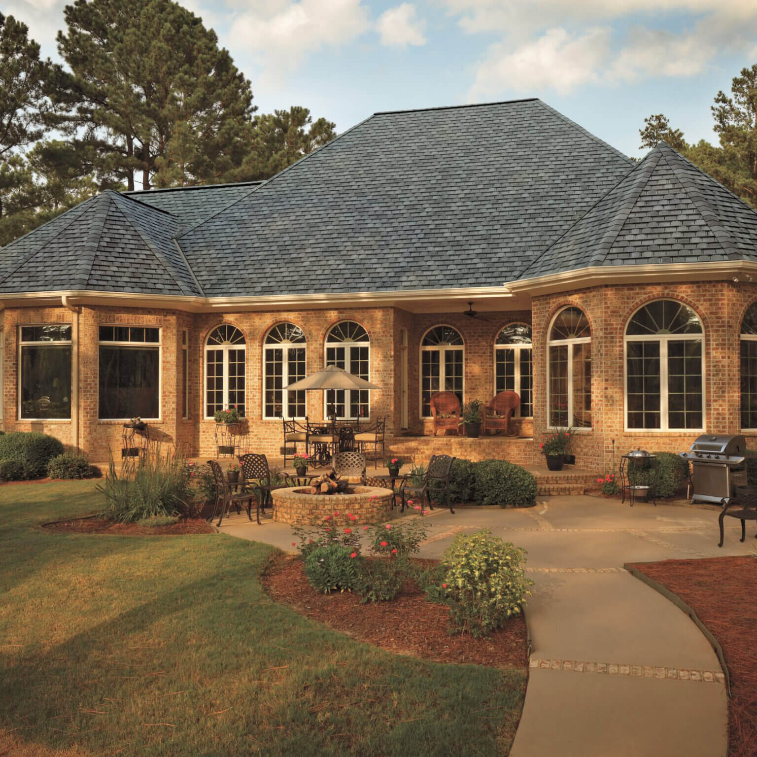 Photo displaying a home using GAF's Camelot Aged Oak Shingles